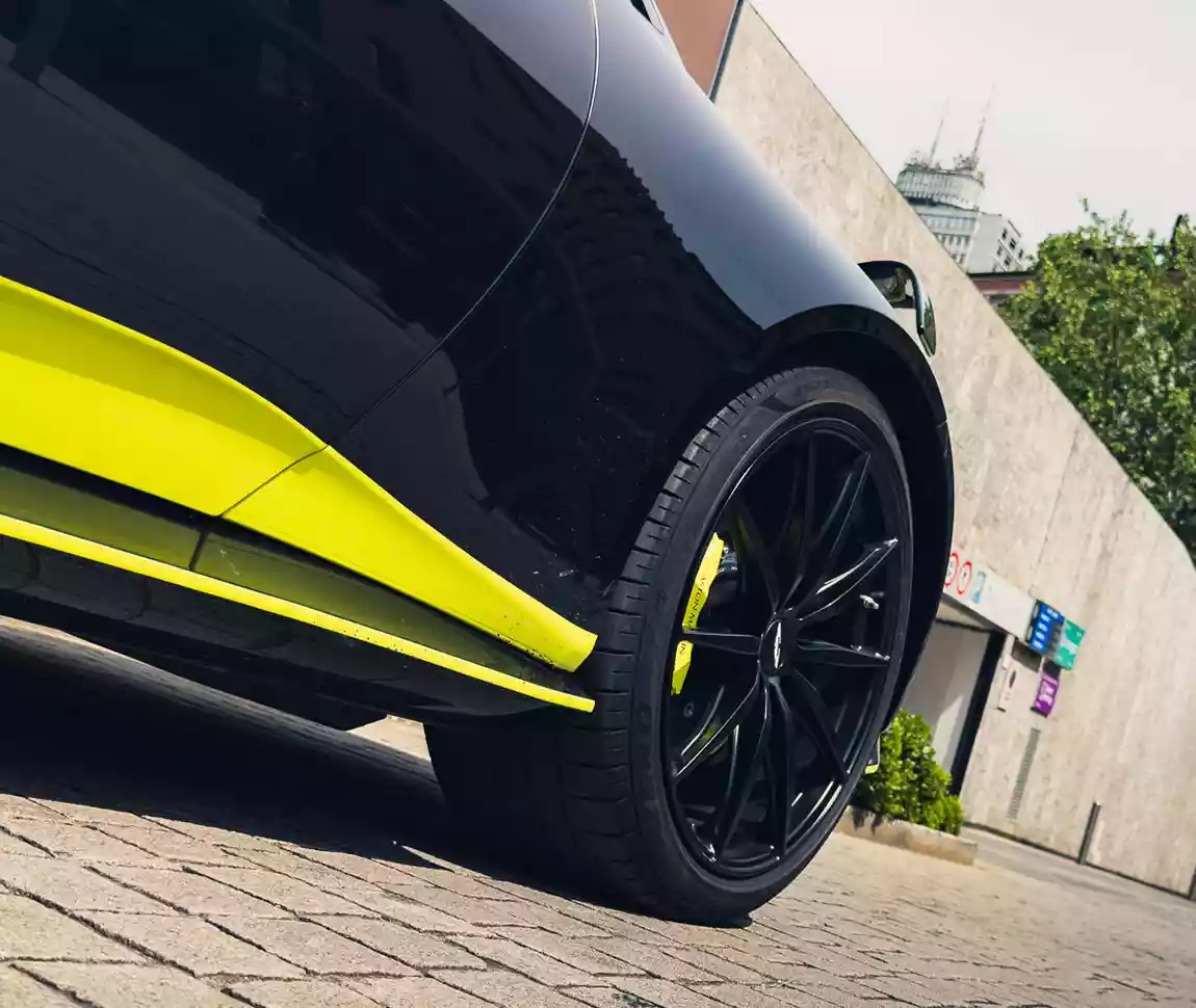 Aston Martin V12 Vantage 10